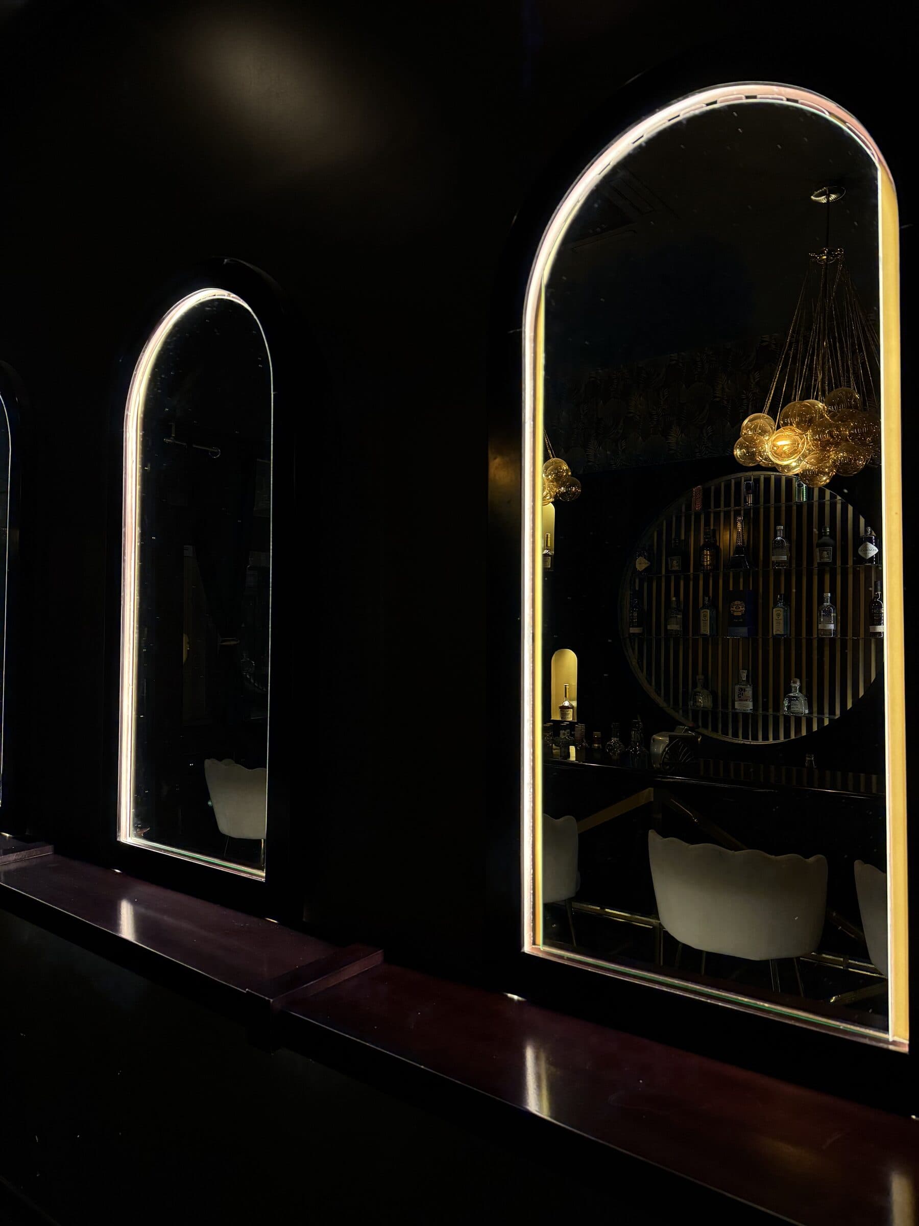 Gold mirror detail at the entrance of La Perla, Ternes cocktail bar